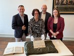 Foto: v.l.n.r. Bürgermeister Sascha Zimmermann, Dr. René Wiese vom Landesarchiv, Dr. Heike Krause vom Archäologischen Landesmuseum Mecklenburg-Vorpommern und Alexandra Nørgaard vom Stadtarchiv Güstrow mit der übergebenen Urkunde (JPEG-Datei)